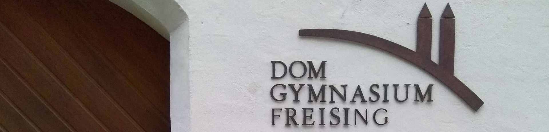 Schriftzug des Dom-Gymnasiums Freising am Haupteingang